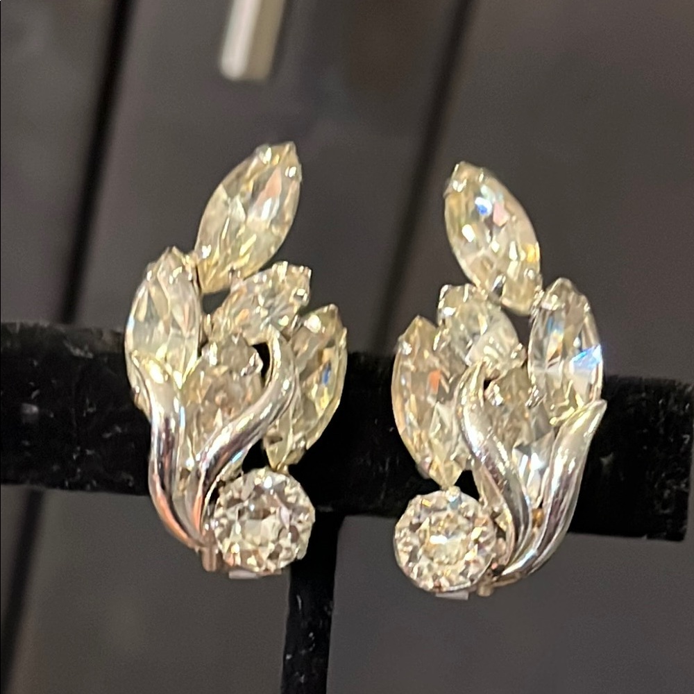 Weiss Vintage Crystal Clip On Earring. Stunning Craftsmanship. Breathtaking - Picture 2 of 8